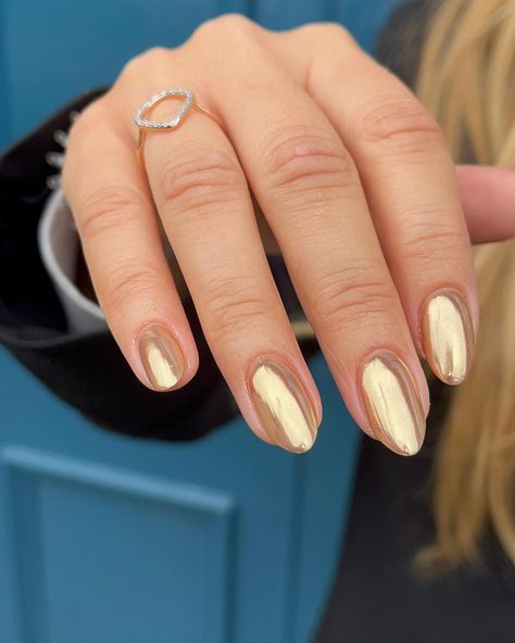 28 Gold Chrome Nails 2024: Luxe Trends & Chic Designs - divagaze.com Simple Nail Chrome, Chrome Gold Nails, Gold Chrome Nails Designs, Chrime Nails, Formal Jewellery, Gold Coffin Nails, Chrome Nail Colors, Coral Nails With Design, Belle Nails