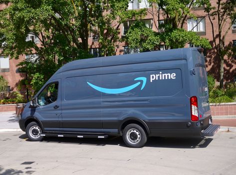 Viral video of woman stepping out of Amazon delivery van viewed 10M times Delete Social Media, Prayer Pictures, Truck Delivery, Trucks Lifted Diesel, Amazon Delivery, Video Caption, Trucks Lifted, Slot Racing, Tank Watch