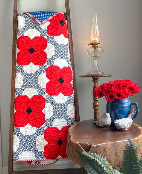 Poppy Quilt, Americana Quilt, Usa Quilt, Football Quilt, Snowball Quilts, Inch By Inch, Quilt Table Runners, Floral Quilts, Quilts Bedding