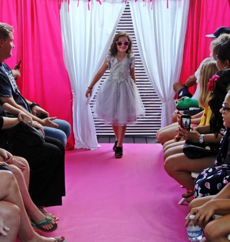 Fashion Runway Birthday Party, Fashion Show Goodie Bag Ideas, Fashion Show Birthday Party Runway, Fashion Design Birthday Party Ideas, Fashion Show Party Ideas, Kids Fashion Show Ideas, Fashion Show Birthday Party, Fashionista Birthday Party, Model Party