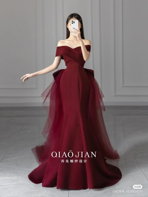 Korean Award Show Dresses, Dark Red Prom Dress, Vestidos Color Vino, Villain Dresses, Award Show Dresses, Simple Gowns, Gowns Dresses Elegant, Classy Prom Dresses, Royal Dresses