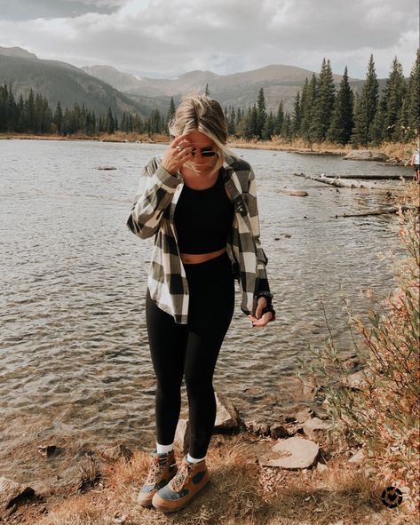 Banff Outfit Summer, Hiking Date Outfit, Fall Camping Outfits, Hiking Outfits Summer, Winter Camping Outfits, Trail Outfits, Outdoorsy Outfits, Wander Outfit, Fall Hiking Outfits