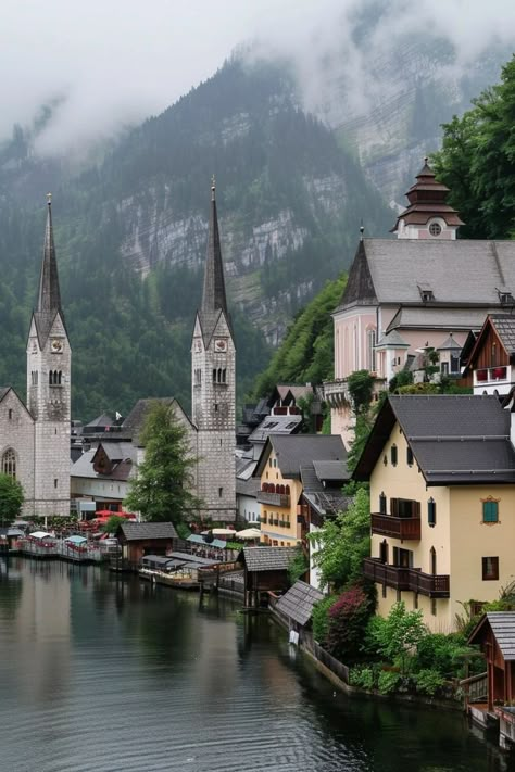 Rome Travel Guide, Hallstatt Austria, Single Travel, Europe Holidays, Travel Inspiration Destinations, Austria Travel, Boat Trip, Rome Travel, Dream Travel Destinations