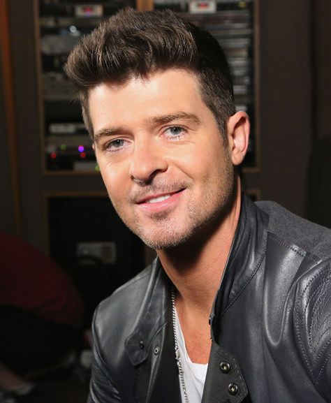 robin thicke - Google Search Celebrities In Suits, Gloria Loring, Alan Thicke, Face Portraits, Robin Thicke, Soul Singers, Bet Awards, Swag Bag, Love Of Music