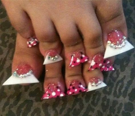 Why would someone ever do this ?!! Trashy Nails, Nail Fails, Ratchet Nails, Weird Nails, Easy Nail Polish, Ugly Nails, Funny Nails, Toenail Designs Summer, Fail Nails