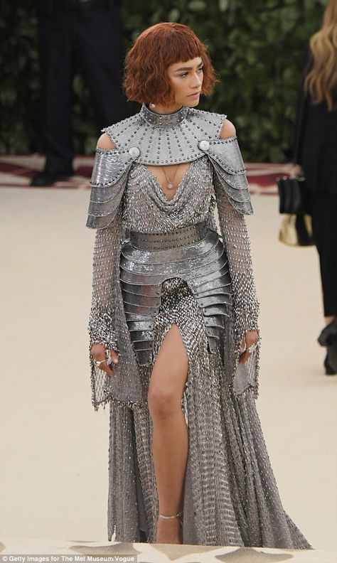 Black Street Fashion, Zendaya Met Gala, Armor Dress, Met Gala Outfits, Versace Gown, Met Gala Dresses, Gala Outfit, Atelier Versace, Gala Dresses