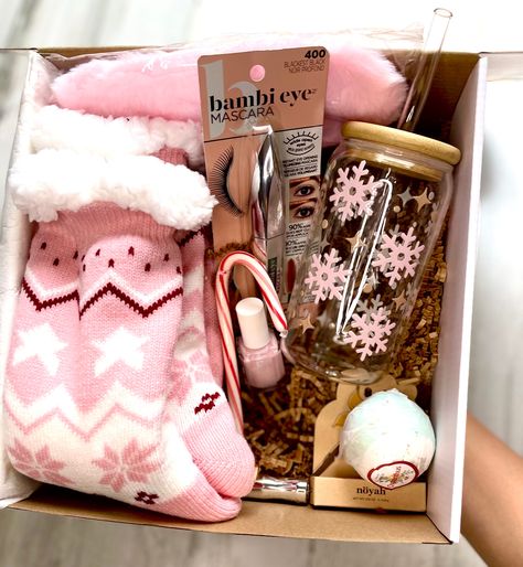 Christmas Gift Slippers, Cute Christmas Gift Box Ideas, Things To Get For Secret Santa, Pink Christmas Basket Ideas, Gift Ideas For Christmas For Teens, Socks As Gifts Ideas, Pink Christmas Gift Basket, Gift Basket For Friends Christmas, Christmas Self Care Basket