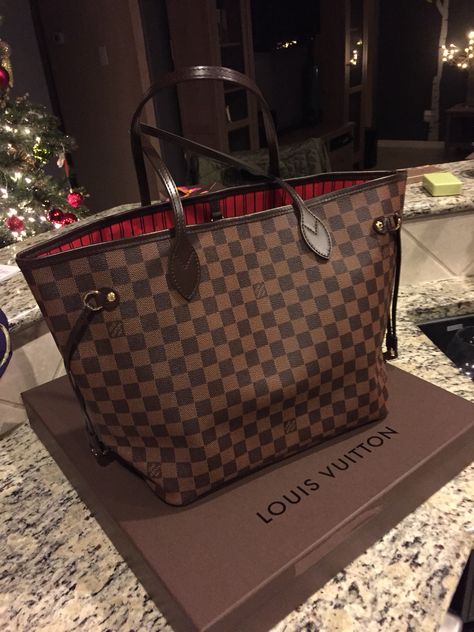 Louis Vuitton Neverfull in Damier. ❤️❤️❤️ Lv Bag Neverfull, Never Full Bag Louis Vuitton, Louis Vuitton Big Bag, Louis Vuitton Neverfull Outfit, Lv Tote Bag, Louis Vuitton Shopper, Louie Bag, Never Full Bag, Shoe Locker