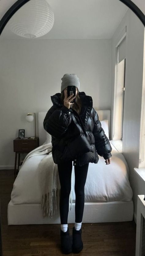 Black Uggs Outfit, Uggs Tasman, Winter Warm Outfits, Amsterdam Outfit, Puffer Outfit, Uggs Outfits, Outfit With Uggs, Winter Mode Outfits, Puffer Jacket Outfit