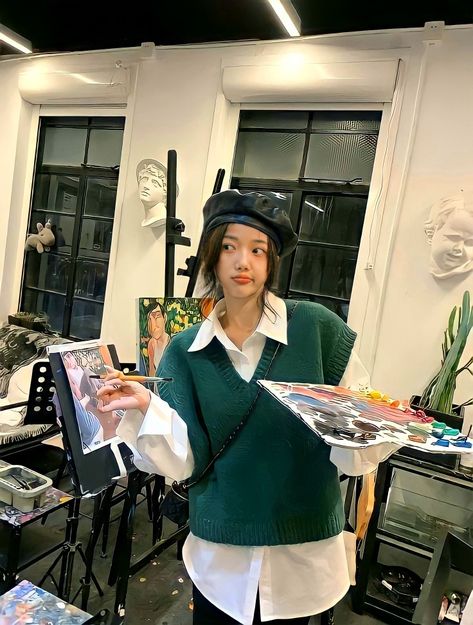 Painter Style Outfit, Painters Outfit Artists, Painter Outfit Aesthetic, Artist Outfit Aesthetic, Artist Outfit Style, Painter Outfit, Artsy Outfit, Creative Shot, Artist Outfit