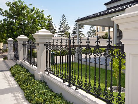 Front Yard Wall Fence, Fenced In House, Victorian Fences And Gates, House Fencing Ideas, Wall Fence Design Modern, Gated Front Yard, Front House Fence Ideas, Pretty Fences, Fenced House