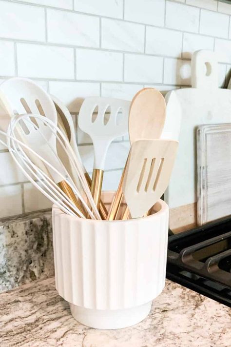 Durable and aesthetic kitchen utensils?! Count me in!! White Kitchen Utensils, Apartment Hacks Organizing, Sophia Lee, Cool Dorm Rooms, Neutral Kitchen, Utensil Storage, Aesthetic Kitchen, Dollar Store Organizing, Kitchen Utensil Holder