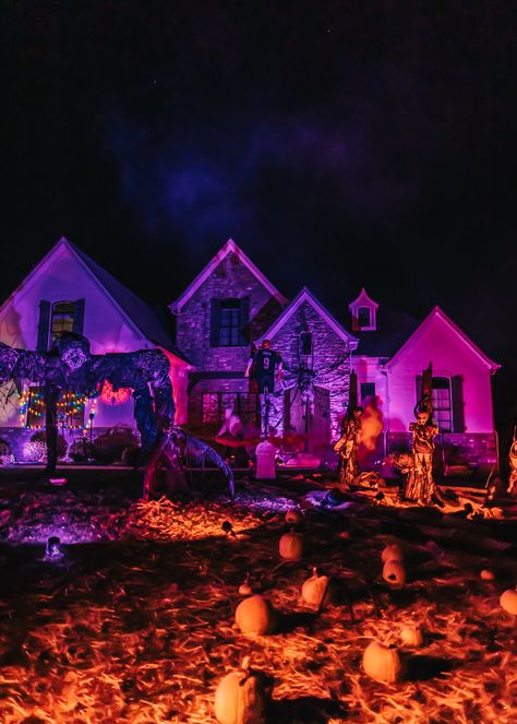 Haunted Houses Halloween, Big House Halloween Decorations, Best Halloween Houses, Halloween Decor House Exterior, House Decorated For Halloween Exterior, Halloween House Exterior Decor, Halloween Decorated Houses Outside, Halloween Home Exterior, Halloween Aesthetic House