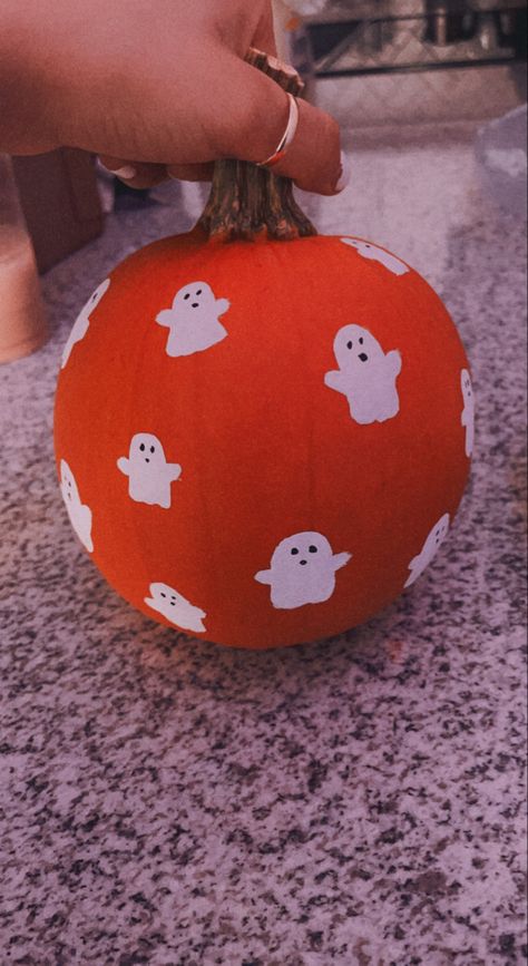 Mini Pumkin Decoration Ideas, Ghost On Pumpkin Painting, Mini Pumpkins Painting, Cute Simple Pumpkin Painting Ideas, Ghosts On Pumpkins, Pumpkin Painting Ideas Mini, Easy Painting Pumpkins Ideas Diy, Pumpkin Decorating Easy, Pumkin Paintings Idea Cute Easy