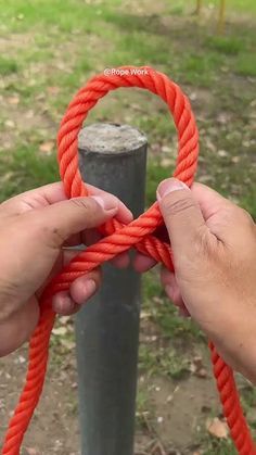 The MOST reliable knot in the world.。 Nautical Rope Crafts, Celtic Knots Diy, Rope Splicing, Knot Tying Tutorial, Essential Knots, Quick Release Knot, Animated Knots, Scout Knots, Sailing Knots