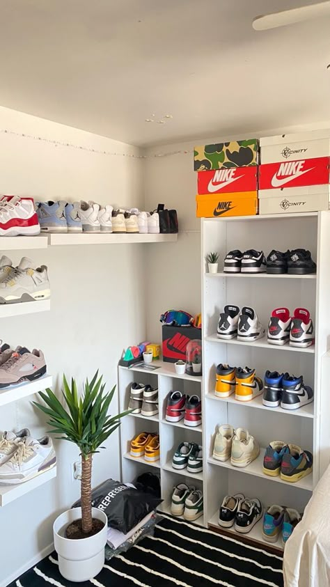 Sneaker Displays Bedroom, Sneaker Head Apartment, Hybeast Room Ideas, Sneakerhead Room Decor, Sneaker Room Aesthetic, Sneakerhead Room Ideas, Sneaker Room Ideas, Streetwear Decor, Hype Beast Room