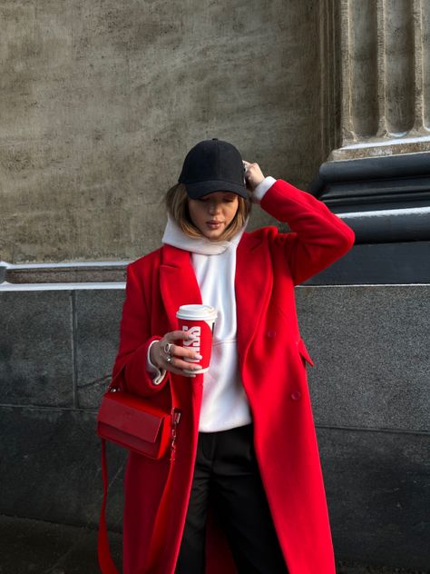 Red Coat Outfit Winter, Red Trench Coat Outfit, Red Coat Outfit, Coat Outfit Casual, Outfit Inspiration Women, Red Coat, Coat Outfits, Red Outfit, Fall Fashion Outfits