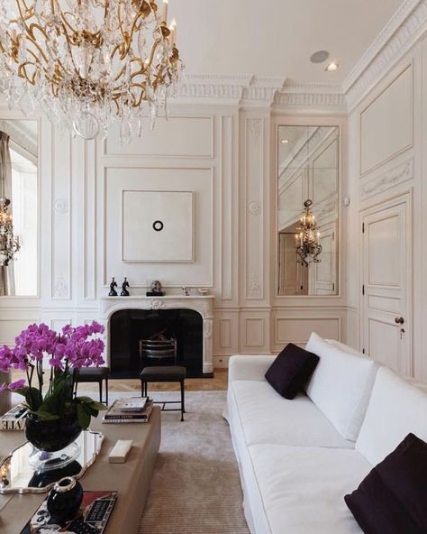 Masculine Bedrooms, Private Mansion, Parisian Decor, Parisian Interior, 아파트 인테리어, Parisian Apartment, Paris Apartments, Wall Molding, Stunning Interiors