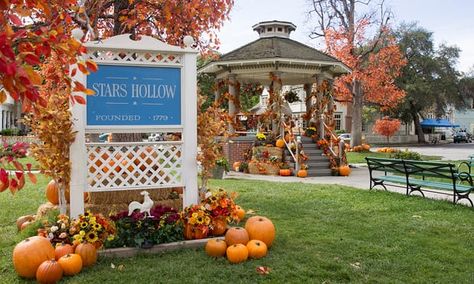 Stars Hollow, the fictional Connecticut town that is the setting for Gilmore Girls. Girls Tv Series, Studera Motivation, Kaptan Jack Sparrow, Gilmore Girls Seasons, Cozy Sweaters Autumn, Wallpapers Ipad, Gilmore Girl, Stars Hollow, Rory Gilmore