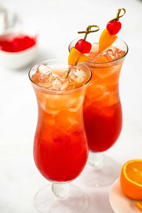 Drinks With Grenadine, Bday Drinks, Beach Drink Recipes, List Of Drinks, Cherry Martini, Easy To Make Cocktails, Girly Drinks, Beach Recipes, Peach Vodka