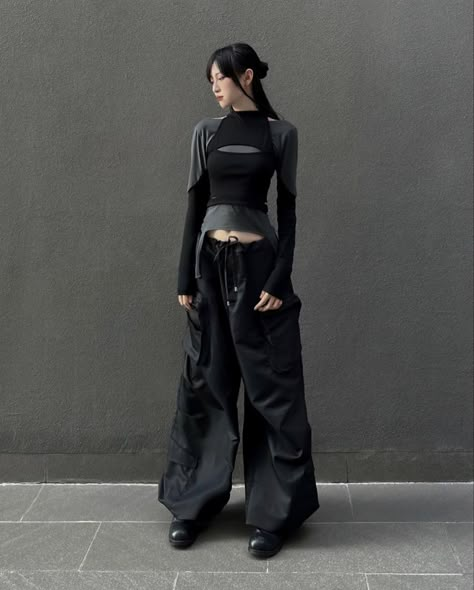 Dark Korean Aesthetic Outfits, Futuristic Outfits Women, Dark Futuristic Fashion, Tokyo Street Wear, Futuristic Fashion Women, Acubi Fits, Korean Aesthetic Outfits, Sci Fi Outfits, Futuristic Outfits