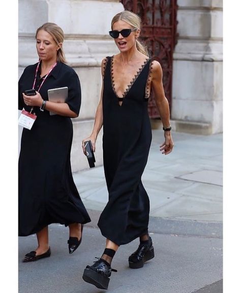 #style Laura Bailey, Walking Down The Street, Black Slip Dress, Looks Street Style, Mode Inspo, Mode Vintage, Black Slip Ons, Mode Inspiration, Black Dresses