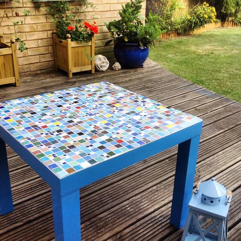 Mosaic table. Take one old Ikea Lack table, mosaic the top and then spray paint the sides and legs, voila! A new garden table just the right height for wine and nibbles when relaxing in deckchair. Lack Hacks, Tile Furniture Diy, Ikea Table Tops, Lack Hack, Ikea Coffee, Ikea Lack Side Table, Table Mosaic, Ikea Coffee Table, Lack Table