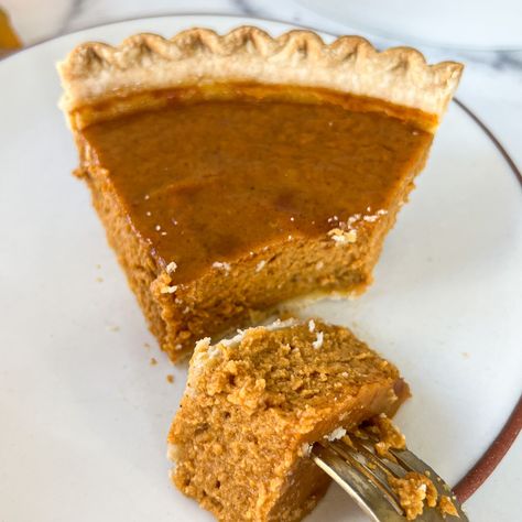 Classic Dairy-Free Pumpkin Pie Dairy Free Pumpkin Pie, Thanksgiving Pie Recipes, Frozen Pie Crust, Dairy Free Pumpkin, Vegan Pumpkin Pie, Thanksgiving Pies, Fall Spices, Vegan Pumpkin, Pumpkin Pie Spice