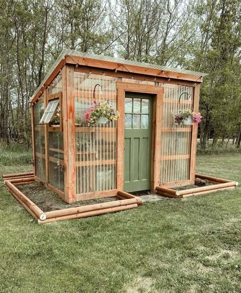 Back Deck Greenhouse, Maximize Small Garden Space, Green House Raised Beds, Green House In Garden, Diy Green House Cheap And Easy, How To Build A Garden Bed, Small Backyard Greenhouse Diy, Easy Greenhouse Ideas, Small Backyard Greenhouse Ideas