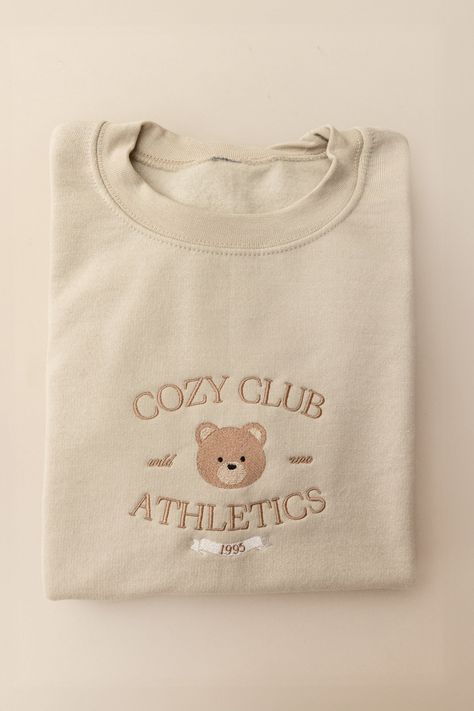 embroidery ideas Embroidery Sweatshirt Disney, Embroided Sweatshirt Designs, Cute Bear Embroidery, Sweatshirt Designs Vinyl, Sweater Shirt Outfit, Trending Sweatshirts, Cricut Sweatshirt Ideas, Sweaters Aesthetic, Outfit Ideas Shirt