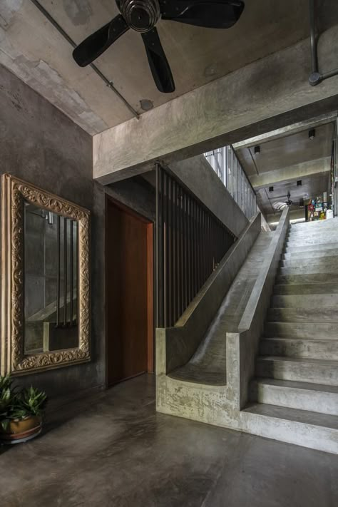 Cement House Exterior Concrete, Concrete House Aesthetic, Luxury Concrete House, Brutalist Architecture House, Modern Jungle House, Tiny Concrete House, Wood And Concrete Interior, Jungle House Architecture, Cement House Design