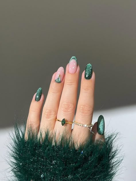 Christmas Nails Velvet, Nails For Holidays Seasons, Xmas Nails Christmas Green, Green Holiday Nails Short, Velvet Nails Green, Christmas Nails Designs Green, Christmas Velvet Nails, Velvet Christmas Nails, Green And Pink Christmas Nails