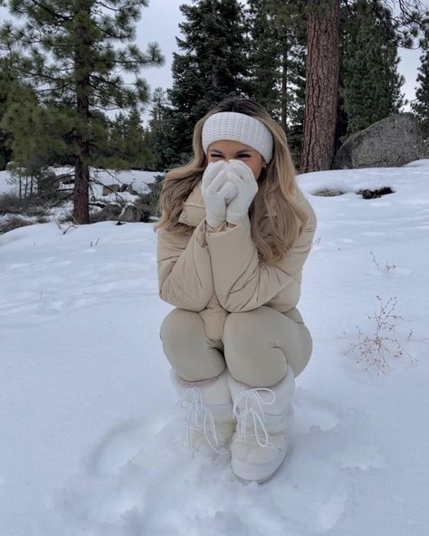 moon boots, set active, snow day, white fur snow boots, neutral outfit, neutral snow outfit Mode Au Ski, Vinter Mode Outfits, Snow Fits, Ski Trip Outfit, Looks Adidas, 00s Mode, Stile Blair Waldorf, Adrette Outfits, Winter Mode Outfits