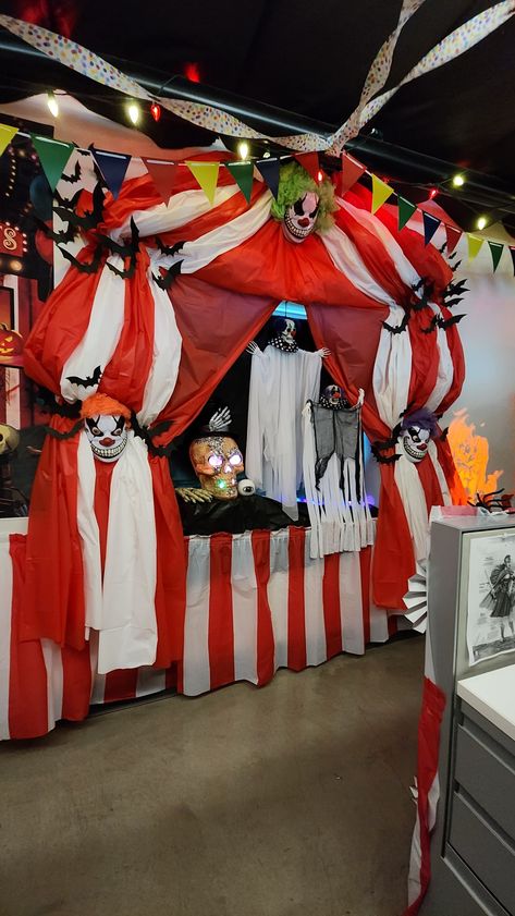 Clown Scene Haunted House, Trunk Or Treat Ideas For Cars Pennywise, Halloween Clown Theme Decorations, Halloween Yard Decorations Scary, Circus Entrance Decoration, Clown Halloween Outdoor Decorations, Scary Clown Door Decoration, Creepy Circus Halloween Party, Scary Circus Trunk Or Treat