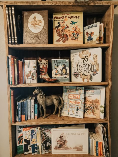 Vintage Western Nursery, Vintage Cowboy Nursery, Western Baby Nurseries, Cowboy Bedroom, Country Nursery, Cowboy Room, Cowboy Nursery, Western Nursery, Nursery Bookshelf