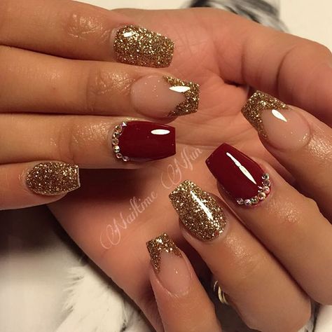 Ruby red #nails #nailtimenfun #acrylicnails #nailart #naildiva #nailgame #nailgasm #nailporn #nailswag #nailcraze #nailmania #nailaddict #nailbling #nailfashion #nailobsession #nails2inspire Sparkle Eye Makeup, Red And Gold Nails, Bridal Nails Designs, Red Nails Glitter, Bridal Nail Art, Wedding Nail, Nails Red, Super Nails, Bride Nails