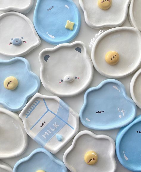 Blue Diy Decor, Cute Clay Plate Ideas, Cute Simple Pottery Ideas, Polymer Clay Trays, Cute Clay Room Decor, Cute Diy Clay Ideas, Clay Ideas Tray, Cute Crafts Clay, Blue Clay Ideas