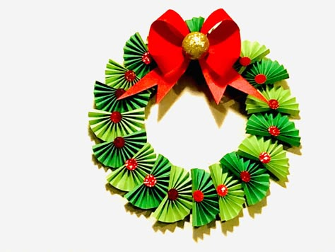 Christmas Crafts and DIYS. Easy Christmas Wreath. #CrazeeCrafts X Mas Door Decoration, Recycled Wreaths Ideas, Wall Hanging For Christmas, Recyclable Christmas Decorations, Diy Recycled Christmas Decorations, Christmas Wall Hangings Ideas, Recycle Christmas Decorations, How To Make A Wreath, Christmas Paper Wreath