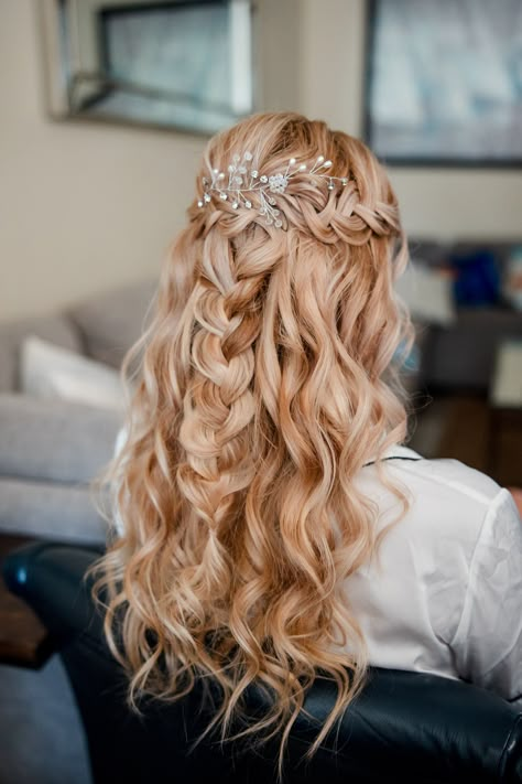 Hair Down With Braid, Hair Down Wedding, Bridal Hair Half Up, Bridal Hairstyles With Braids, Bridemaids Hairstyles, Half Up Wedding Hair, Wedding Hair Half, Bridal Braids, Wedding Braids