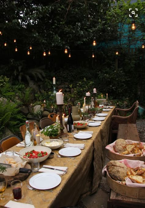 Family style dining at a wedding Dinner In The Garden, Backyard Dinner Party, Backyard Wedding Decorations, Italian Dinner Party, Wedding Backyard Reception, Outdoor Dinner Parties, Dinner Party Table, Outdoor Dinner, Tasting Party