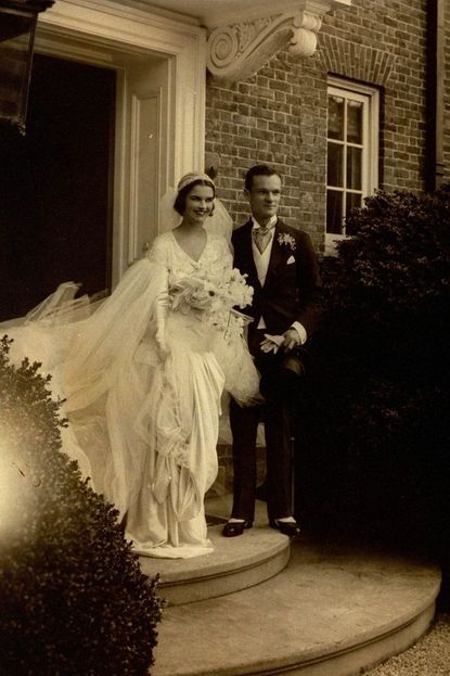 Antique Wedding Gown, 1930s Wedding Dress, Antique Wedding Dresses, Old Fashioned Wedding, Vintage Bridal Fashion, Vintage Inspired Wedding Gown, 1930s Wedding, Gowns Vintage, Hattie Carnegie