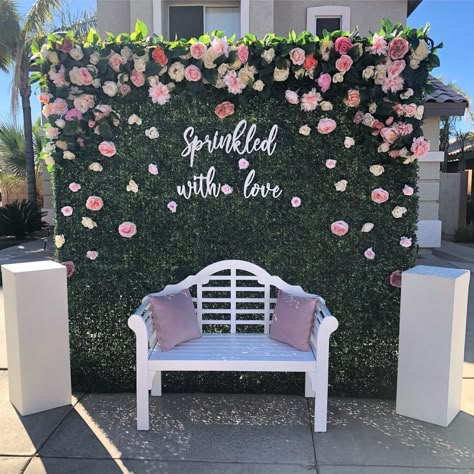 #backdrop #babyshower #flower #baby #babygirl Classy Backdrop, Sprinkle With Love, Diy Backdrop Ideas, Aesthetic Backdrop, Boxwood Backdrop, Greenery Backdrop, Grass Backdrops, Everything Is Perfect, Wedding Background Decoration