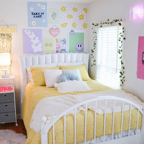 30 College Dorm Room Ideas To Give You Some Inspiration! - Prada & Pearls Room Ideas University, Katie Feeney, Unknown Aesthetic, Organization Dorm, Dorm Room Ideas For Girls, Eco Project, Apartment 2023, College Dorm Room Ideas, Decor Dorm Room