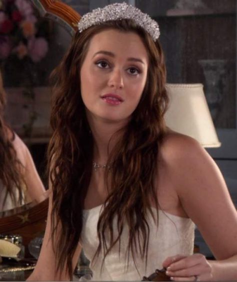 Blair Waldorf"s hairstyle. Blair Waldorf Wedding, Blair Waldorf Hair, Chuck E Blair, Estilo Blair Waldorf, Blair Waldorf Aesthetic, Blair And Serena, Stile Blair Waldorf, Blair Waldorf Style, Gossip Girl Aesthetic