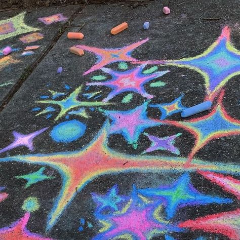 Chalk Walk Ideas Sidewalk Art, Chalk Sidewalk Ideas, Chalk Coloring Ideas, Chalk Drawing Inspiration, Chalked Parking Spot, Impressive Chalk Art, Chalk Inspo Summer, Cool Chalk Art Ideas, Pretty Chalk Art