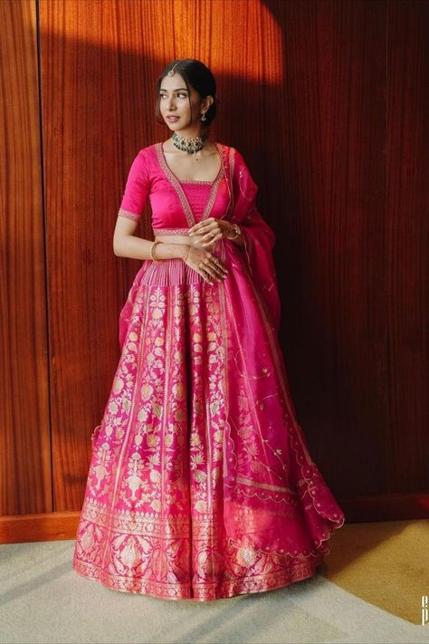 Banarasi Lehenga Designs, Lehenga Blouse Designs Latest, Lehenga Designs Latest, Long Skirt Top Designs, Simple Lehenga, Indian Outfits Lehenga, Lehenga Bridal, Lehenga Designs Simple, Lehenga Red