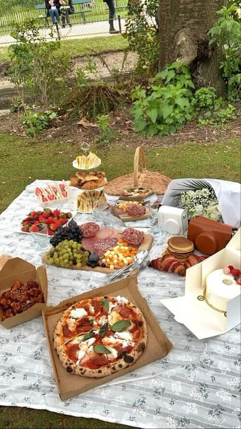 picnic party ideas backyard outdoor Summer Picnic Party Ideas, Picnic Aesthetic Vintage, City Picnic Aesthetic, Aesthetic Picnic Recipes, Table Picnic Aesthetic, Japanese Picnic Aesthetic, Pic Nic Aesthetic Friends, Art Picnic Aesthetic, Mini Picnic Ideas