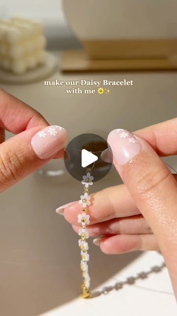 How To Make Chain, Daisy Seed Bead Bracelet, Diy Glass Bead Bracelets, Aesthetic Seed Bead Bracelets, How To Make Daisy Bracelet, Aesthetic Bracelets Ideas, Glass Seed Bead Bracelet Ideas, Bracelet Ideas Seed Beads, How To Make A Bracelet