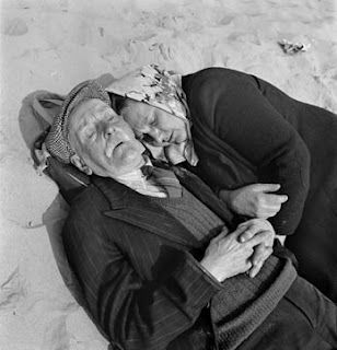 ' Image Couple, Grow Old With Me, Vivian Maier, Growing Old Together, Vintage Couples, Old Couples, Grow Old, Lasting Love, Meaning Of Love