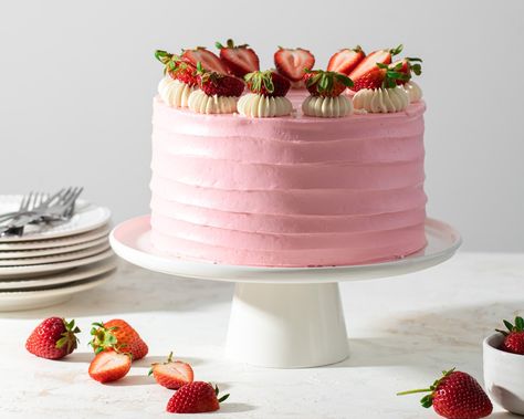 How To Decorate A Cake With Strawberries, Easy Cake Decorating Ideas For Beginners, Easy Cakes To Decorate, Easy Cake Designs For Beginners, Easy Birthday Cake Decorating, Fun Cake Decorating Ideas, Cake With Strawberry Jam, Strawberry Layer Cake, Easy Cake Decorating Ideas